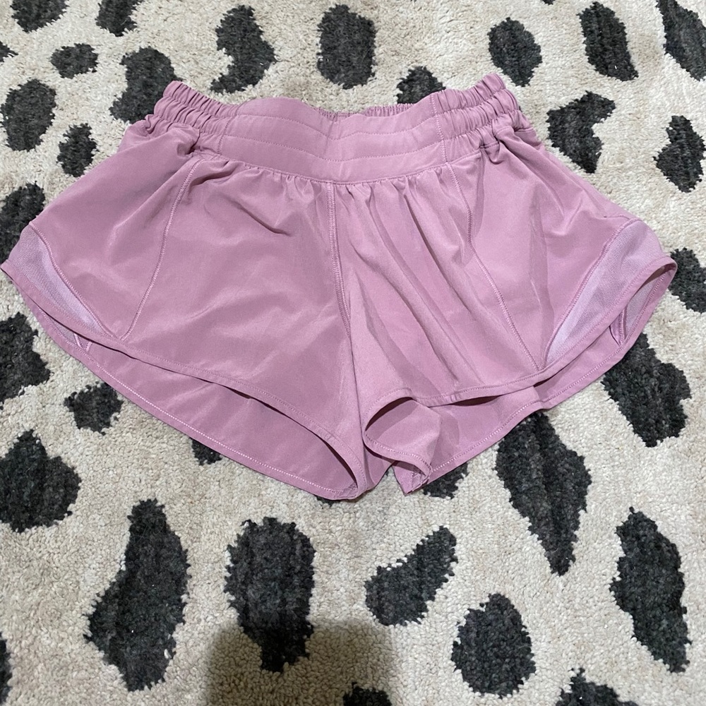 LULULEMON RARE 🍋 HOTTY HOT 2.5” SHORT - SIZE 4